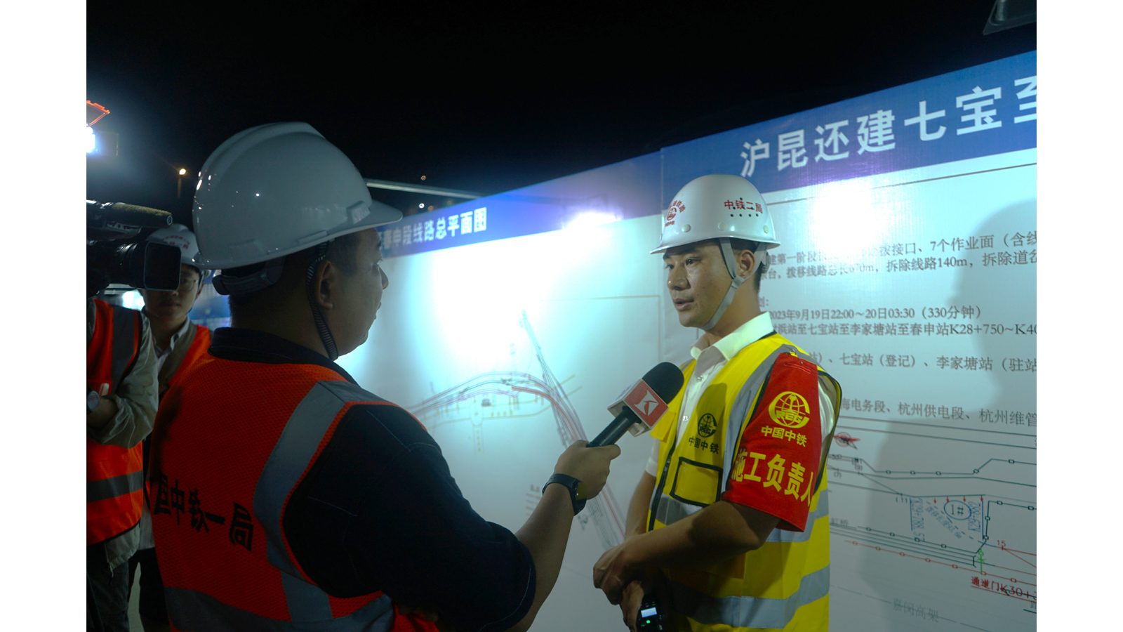 照片2：项目经理王波接受媒体采访