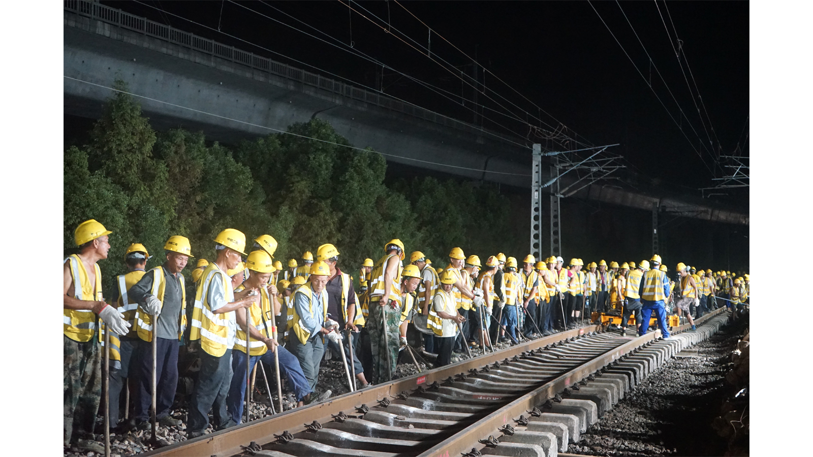 照片7：工人正在准备拨移道路