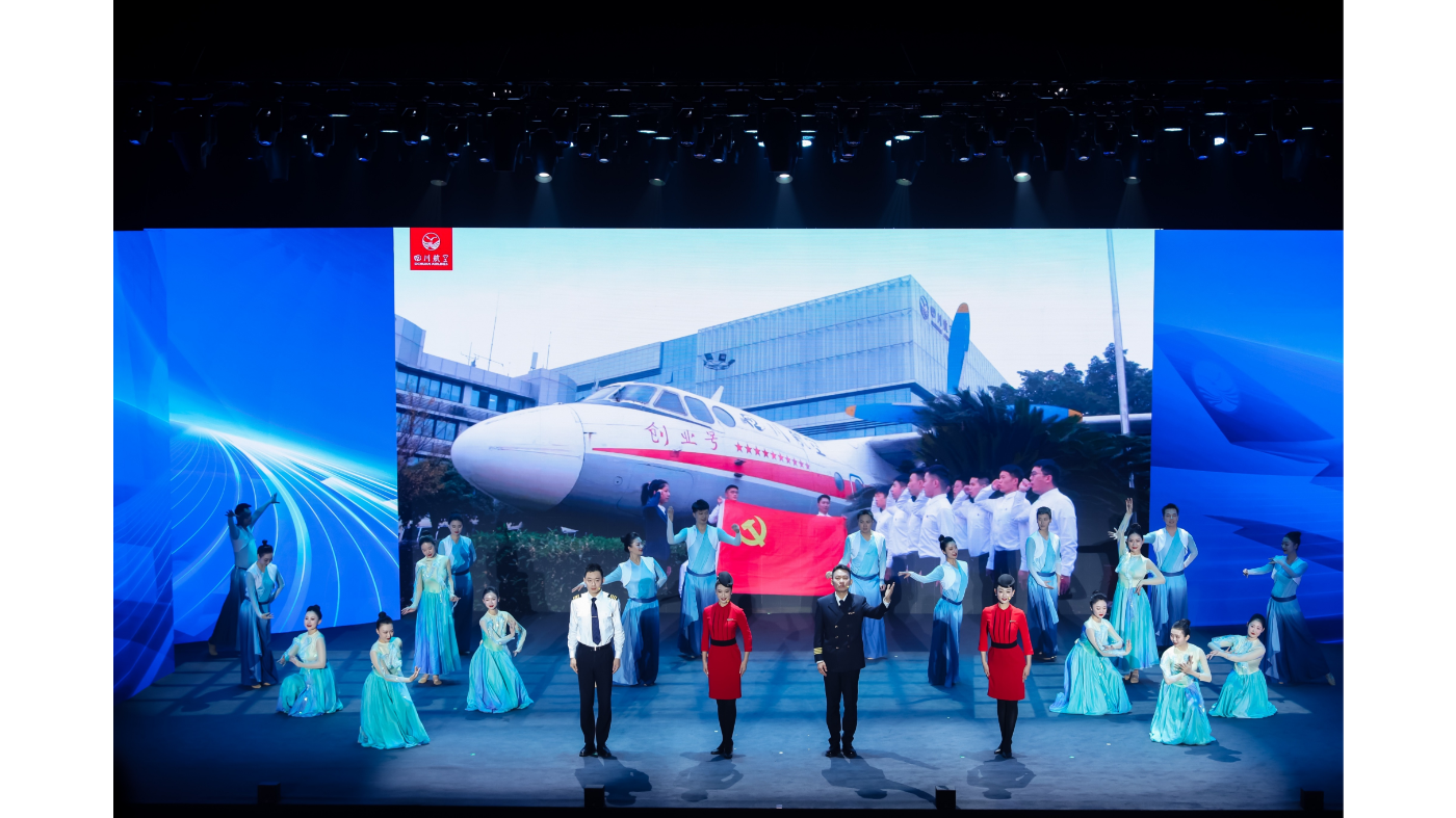 川航集团《盛放》：以一段纪实风格的VLOG拉开序幕，通过男女双主角的平行视角呈现，从美丽川航“美丽的真正含义是什么？”这一问题，引出“美丽川航”的深刻内涵：服务的美丽、安全的美丽和熊猫大使的亲善之美。展现在平凡岗位淬炼成长，以专业、安全与温情，于云端之上盛放美丽人生的蓝天故事。