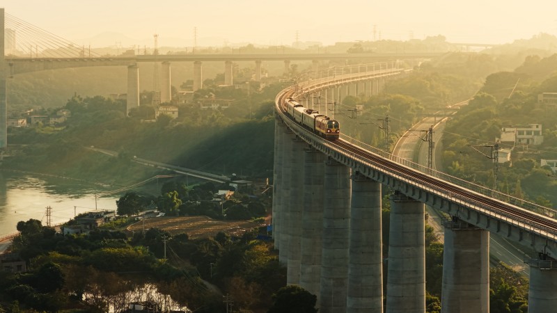 检测车驶过泸州金山沱江铁路大桥