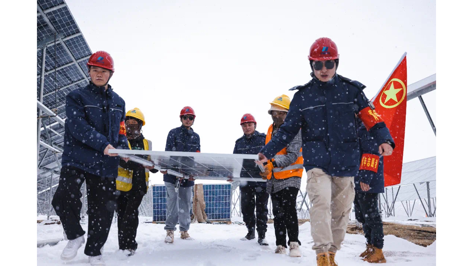 华电金上：四月底，华电金上昌都新能源公司光伏项目的号子盖过风雪咆哮，青年突击队克服海拔4600米高原环境，实现光伏组件日安装量连续突破2万套的优异成绩