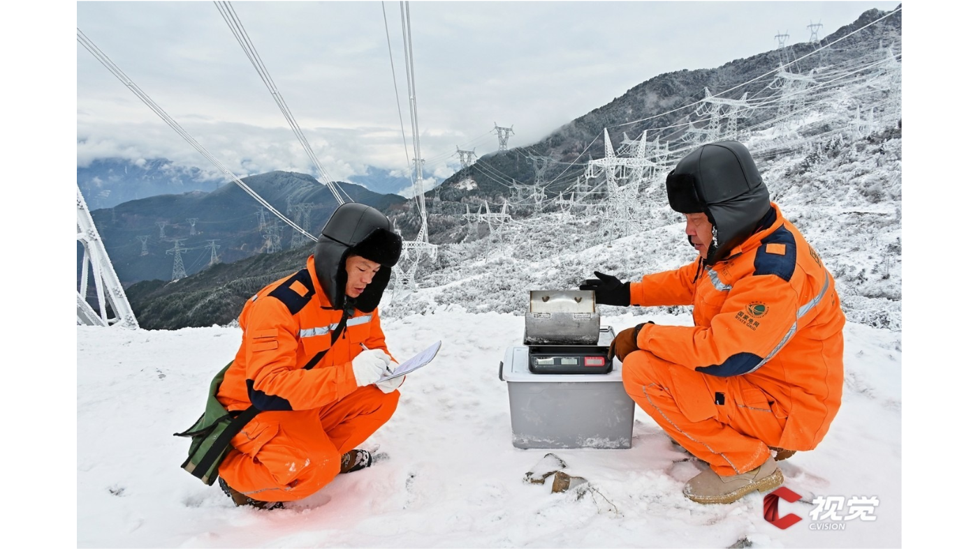1月6日，国网四川工作人员在雪地中蹲身进行观冰测冰工作，严格把关数据检测精度。