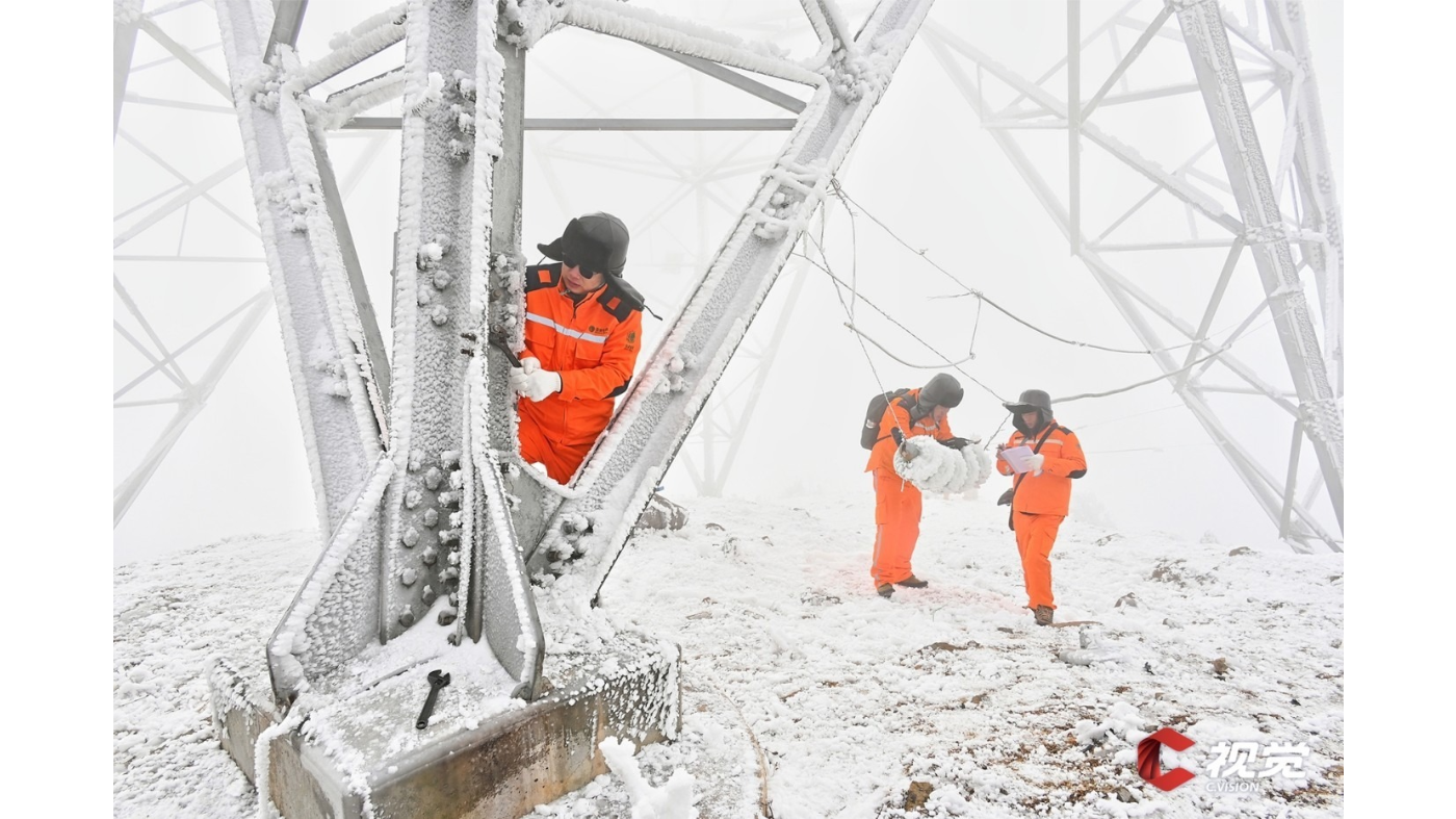 1月5日，国网四川工作人员在二郎山高寒雪地的超高压输电塔旁分工协作，开展铁塔螺丝紧固、导线覆冰测量及数据记录等巡检工作。